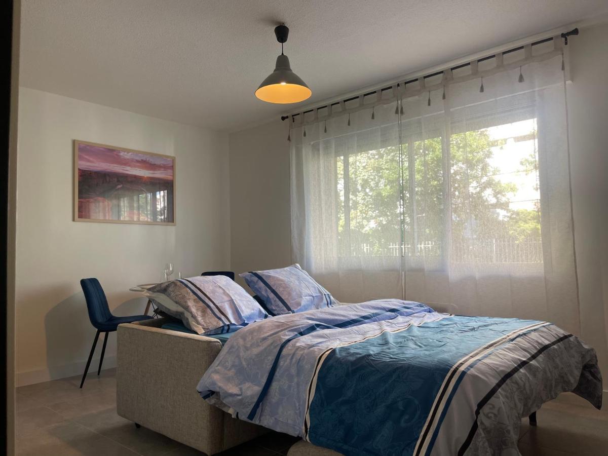 Au Calme Proche Centre-Ville, Studio Renove Avec Equipements Neufs Et Parking Prive Гап Екстериор снимка